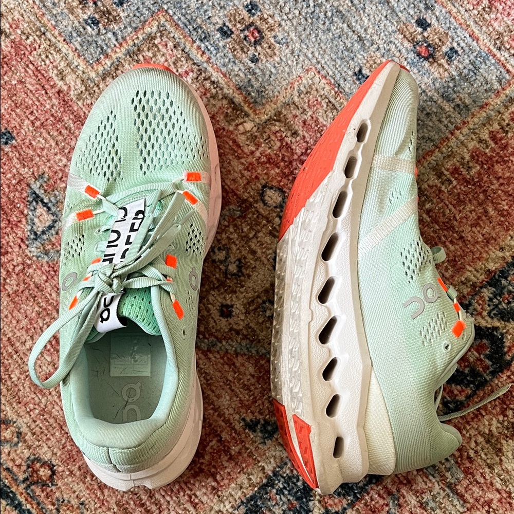 On Running Women's sloudsurfer Sneakers